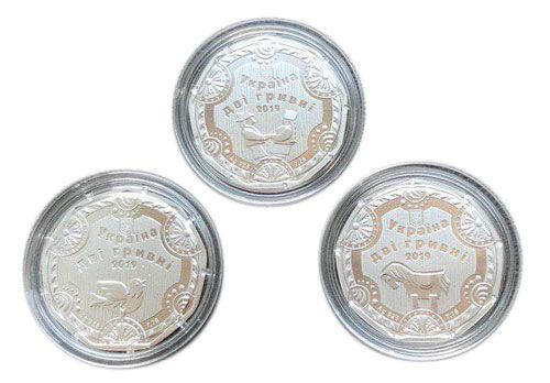 Набір срібних пам'ятних монет 2 гривні 2019 року «Яворівська забавка» Пташка, Коник, Гультяї - 3 шт. в сувенірній упаковці Набір срібних пам'ятних монет 2 гривні 2019 року «Яворівська забавка» Пташка, Коник, Гультяї - 3 шт. в сувенірній упаковці
