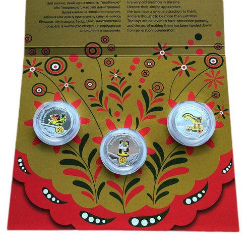 Набір срібних пам'ятних монет 2 гривні 2019 року «Яворівська забавка» Пташка, Коник, Гультяї - 3 шт. в сувенірній упаковці Набір срібних пам'ятних монет 2 гривні 2019 року «Яворівська забавка» Пташка, Коник, Гультяї - 3 шт. в сувенірній упаковці