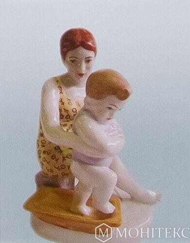 Статуетка мати, що купає дитину