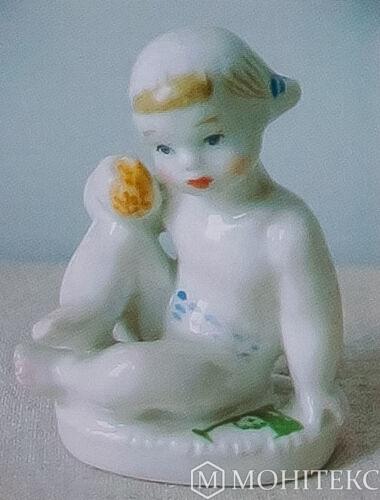 Статуетка дівчинка з м'ячиком