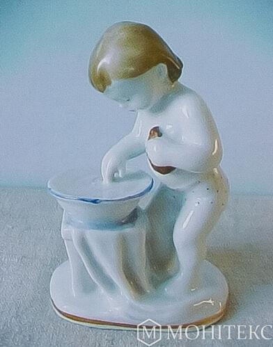 Статуетка дівчинка з тазиком "вранці"