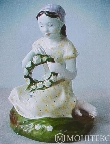 Статуетка дівчинка з вінком