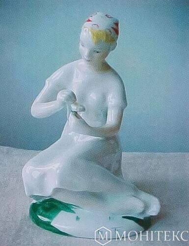 Статуетка Дівчина з ромашкою "любить-не любить"