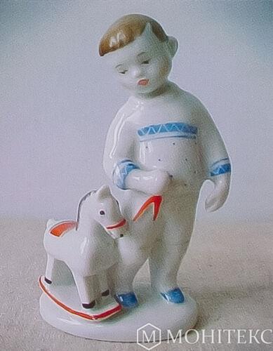 Статуетка хлопчик з конячкою