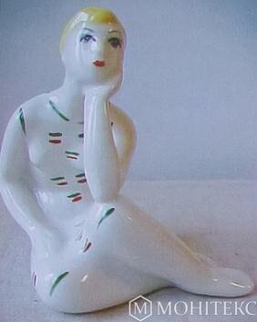 Статуетка сидить дівчина