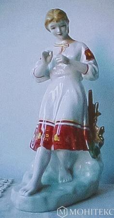 Статуетка українська дівчина з квітами ("любить-не любить")