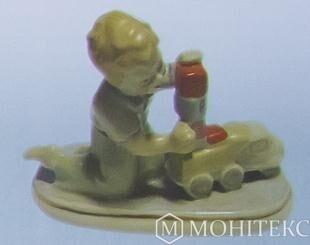 Статуетка хлопчик з машинкою